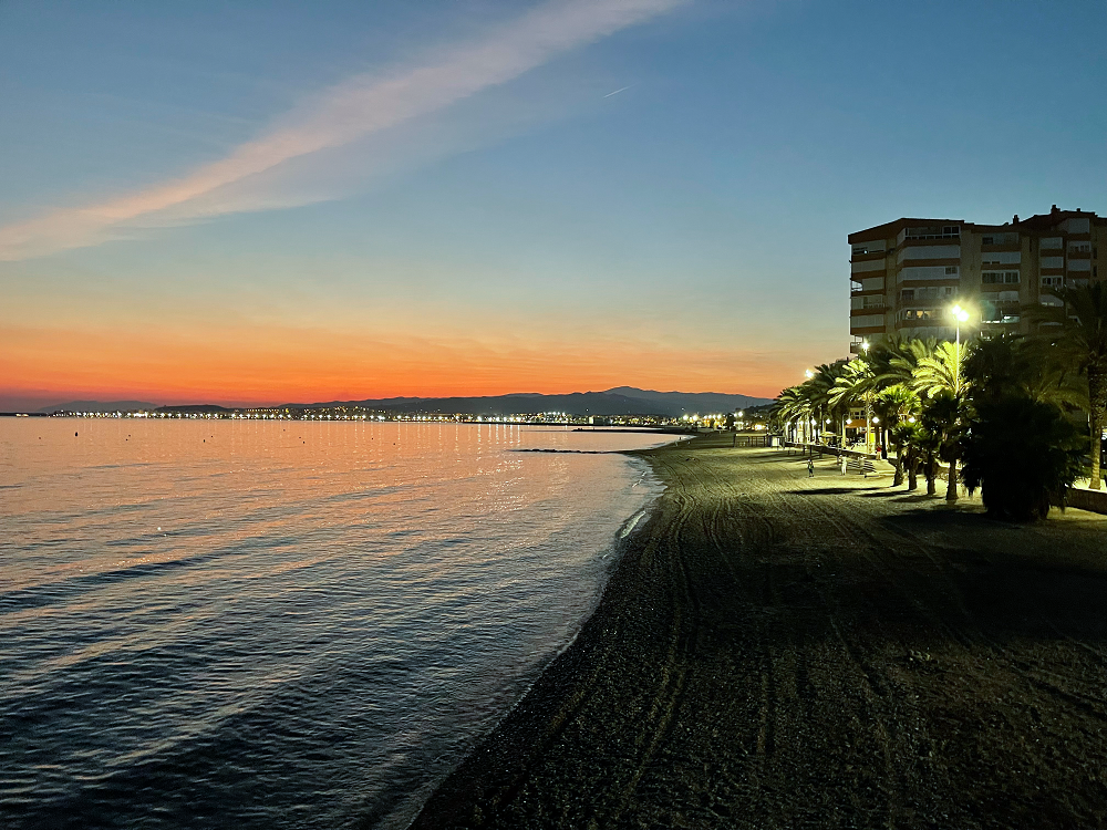 Foto atardecer de la urbanización