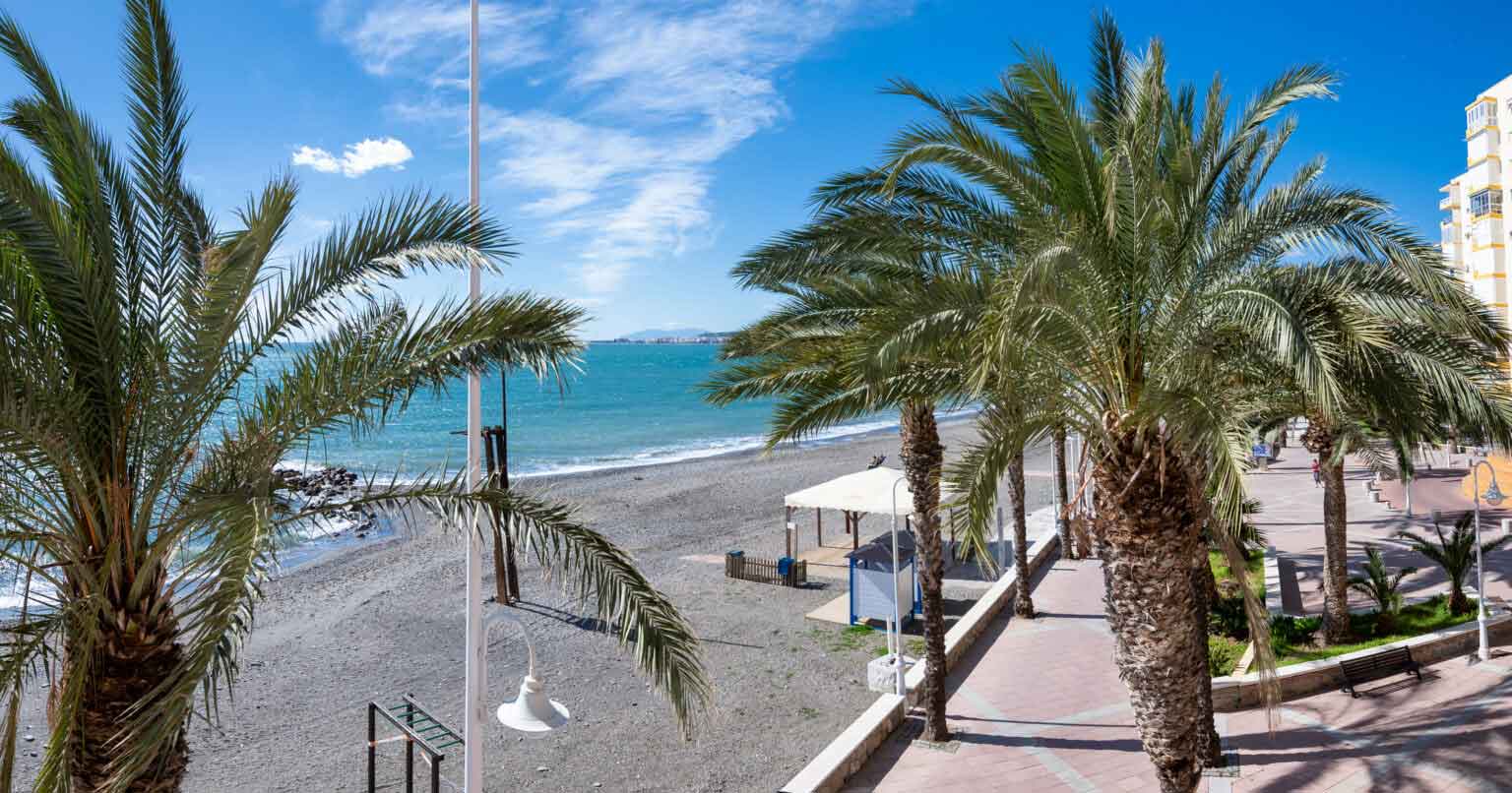 Foto-paseo-maritimo-y-playa-1536x806reducido